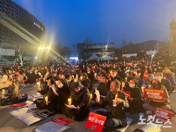 촛불과 피켓을 들고 있는 시민들. 남승현 기자