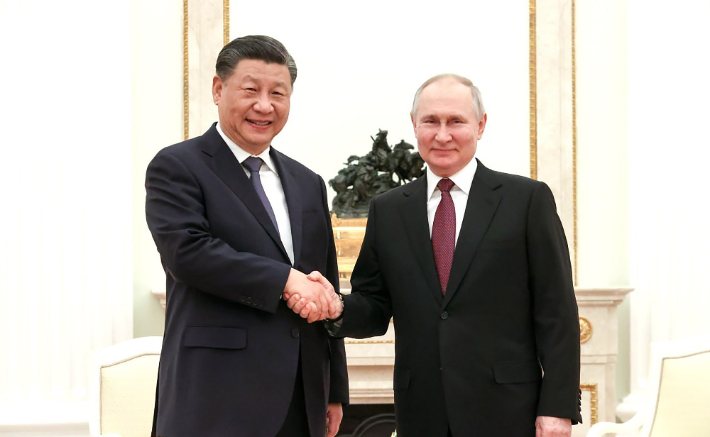 시진핑 중국 국가주석과 블라디미르 푸틴 러시아 대통령이 20일(현지시간) 모스크바 크렘린궁에서 만나 악수하고 있다. 크렘린궁 제공
