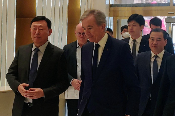 신동빈 롯데 회장, 베르나르 아르노 LVMH 회장. 연합뉴스