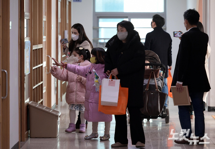 새학기를 맞은 초등학교, 신입생들이 교실을 살펴보고 있다. 박종민 기자