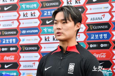 훈련 전 인터뷰하는 오현규