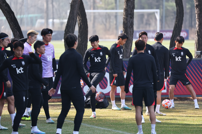 클린스만호에서 오전 훈련을 준비 중인 한국 축구 대표팀 선수들. 연합뉴스