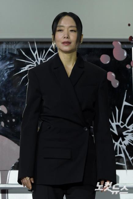 포즈 취하는 전도연