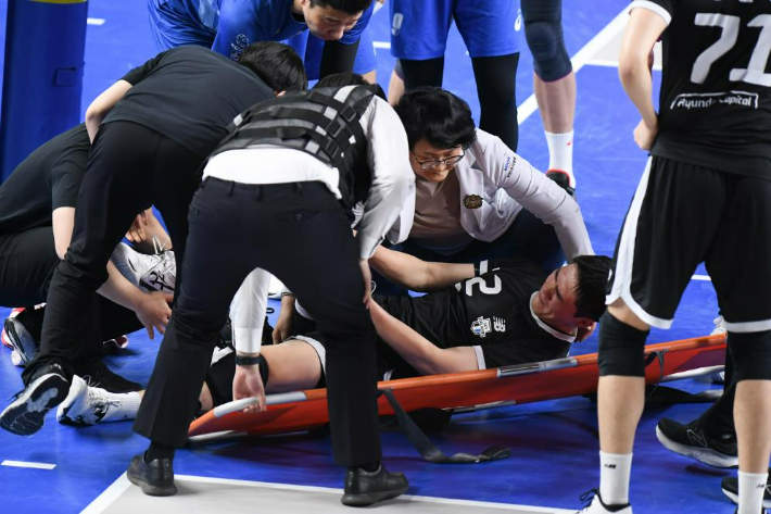 봄 배구를 앞두고 부상을 당한 현대캐피탈 전광인. 한국배구연맹