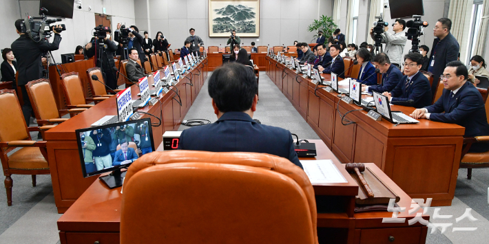 21일 서울 여의도 국회에서 운영위원회 전체회의가 국민의힘 의원 대부분이 불참한 가운데 열리고 있다. 윤창원 기자