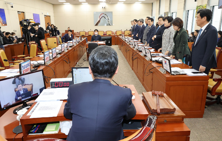 21일 국회에서 열린 과방위 전체회의에서 더불어민주당 의원들이 여당 의원들이 퇴장한 가운데 방송법·방송문화진흥법·한국교육방송공사법 개정안의 '본회의 부의 요구안'에 대한 토론을 중단하는 안건에 대해 기립 투표를 하고 있다. 연합뉴스