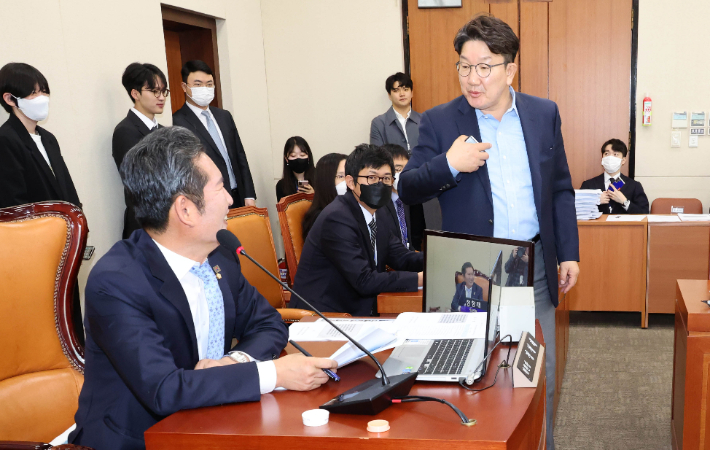 21일 국회에서 열린 과방위 전체회의에서 정청래 과방위원장과 국민의힘 권성동 의원이 회의 진행과 관련해 논쟁을 벌이고 있다. 연합뉴스