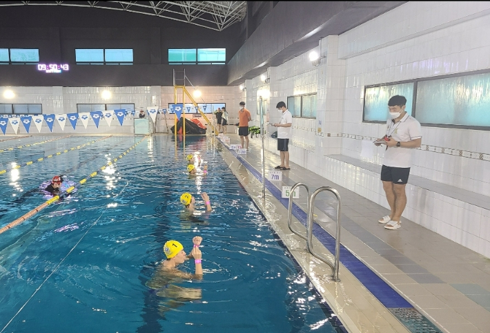 부산해경경찰서가 지난해 부산 사직실내수영장에서 수상구조사 국가자격시험을 진행한 모습. 부산해양경찰서 제공