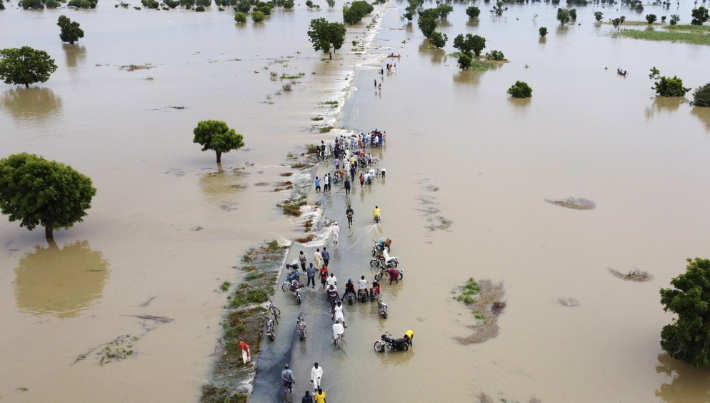 2022년 9월 19일 나이지리아에서 큰 홍수가 발생해 사람들이 대피하고 있다. 연합뉴스