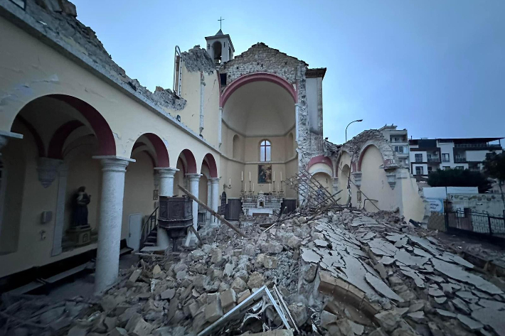 지진으로 폐허가 된 안디옥 이스켄데룬 지역 교회. 사진 대한성서공회.