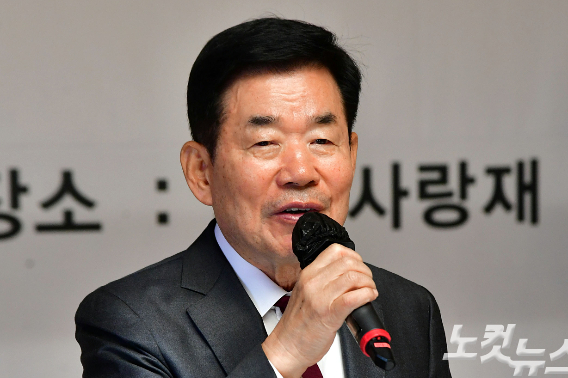 김진표 국회의장이 21일 서울 여의도 국회 사랑재에서 열린 '선거제 개편방향과 전원위원회 운영계획' 정책설명회에서 인사말을 하고 있다. 윤창원 기자