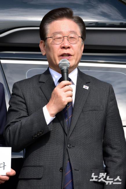 더불어민주당 이재명 대표가 22일 서울 여의도 국회 본청 앞에서 열린 대일굴종외교 규탄 태극기달기 운동 행사에서 발언을 하고 있다.