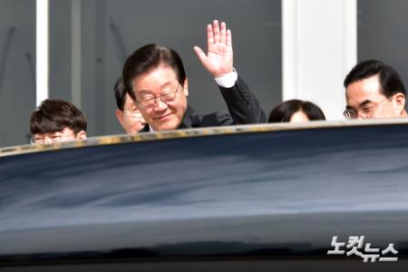 더불어민주당 이재명 대표가 22일 서울 여의도 국회 본청 앞에서 열린 대일굴종외교 규탄 태극기달기 운동 행사에 참석하며 손을 들어보이고 있다.