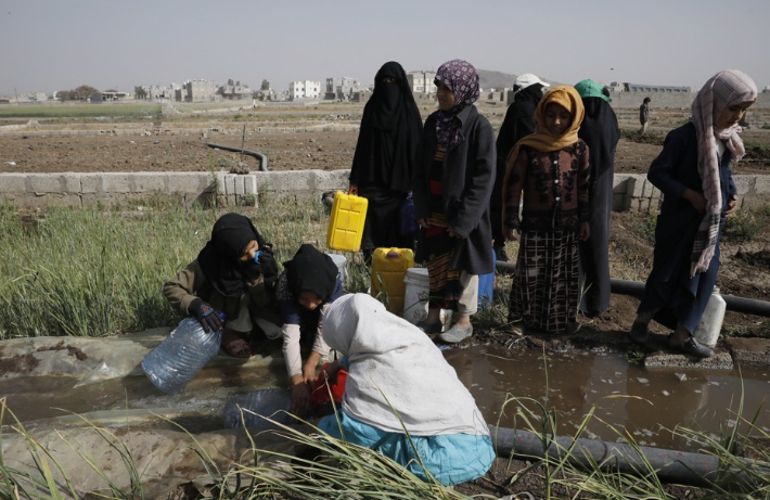 예멘에서 여성들이 관개수로관에서 물을 얻는 모습. 연합뉴스