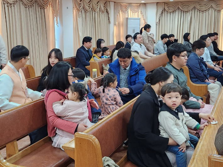 주일 오후 부산 동상제일교회 성도들이 아이들과 함께 오후 예배를 드리고 있다. 정혜린 기자