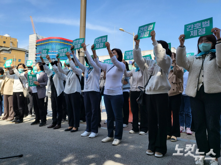 간호법 범국본은 22일 국민의 힘 전북도당 앞에서 집회를 열고 "간호사의 근무 환경을 개선하고 저출산 초고령사회에 대비하기 위한 간호법 제정이 필요하다"고 말했다. 김대한 기자