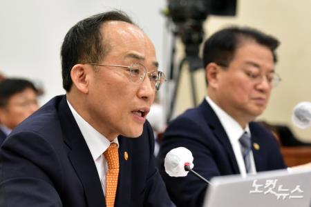 추경호 경제부총리 겸 기획재정부 장관이 22일 서울 여의도 국회에서 열린 기획재정위원회 전체회의에서 의원 질의에 답변을 하고 있다.