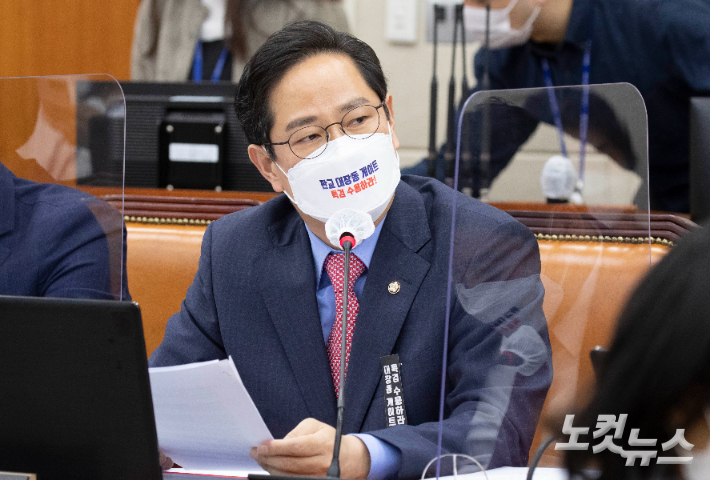 국민의힘 박수영 의원이 발의한 지역별 차등 전기 요금제 관련 법안이 최근 국회 상임위 소위를 통과했다. 윤창원 기자