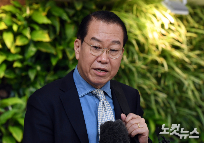 권영세 통일부 장관이 22일 오후 김포공항을 통해 일본으로 출국 전 취재진의 질문에 답하고 있다. 황진환 기자