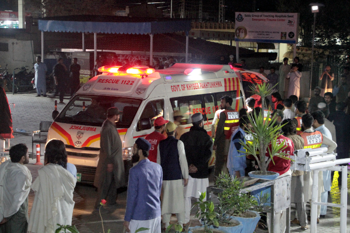 파키스탄 스와트 지역에서 21일(현지시간) 지진 피해자들이 병원으로 옮겨지고 있다. 연합뉴스