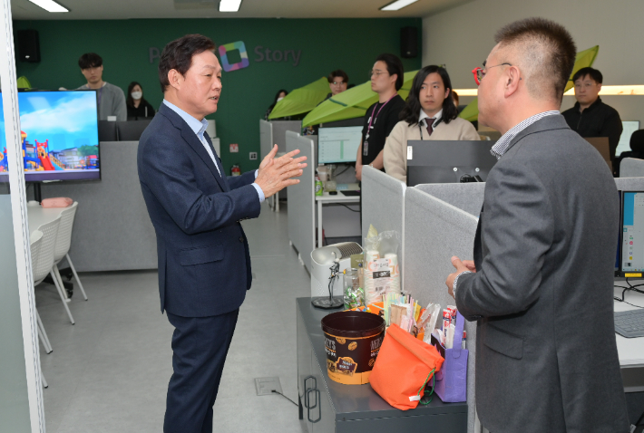 박완수 경남지사가 도내 문화콘텐츠 대표 기업인 (주)피플앤스토리를 방문했다. 경남도청 제공