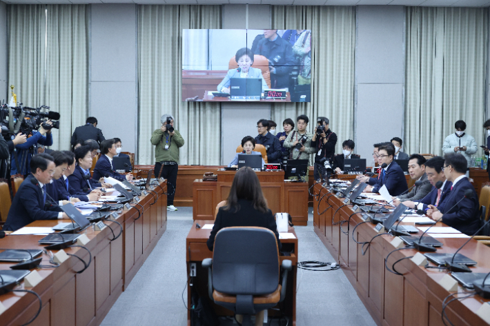 22일 국회에서 정치개혁특별위원회 전체회의가 진행되고 있다. 연합뉴스