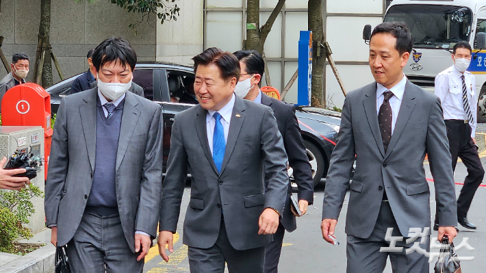 변호인들과 함께 법정에 출석하는 오영훈 제주지사. 고상현 기자