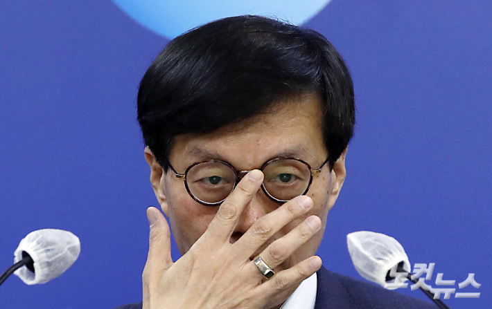 이창용 한국은행 총재가 안경을 조정하고 있다. 사진공동취재단