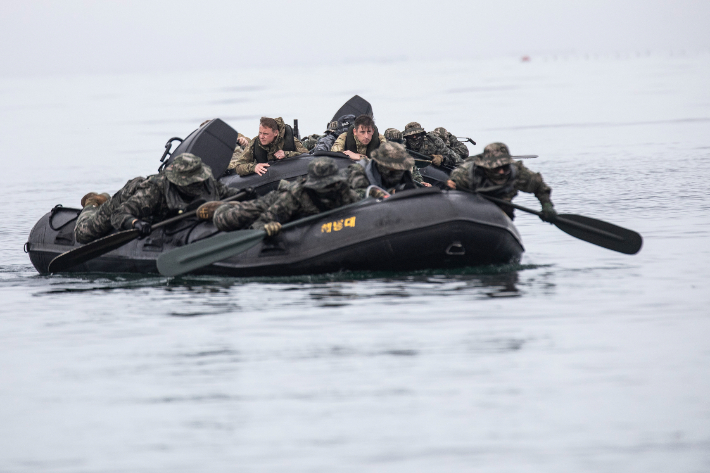 한영 해병대 수색팀이 고무보트(IBS)타고 해상침투훈련을 실시하고 있다. 해병대 제공