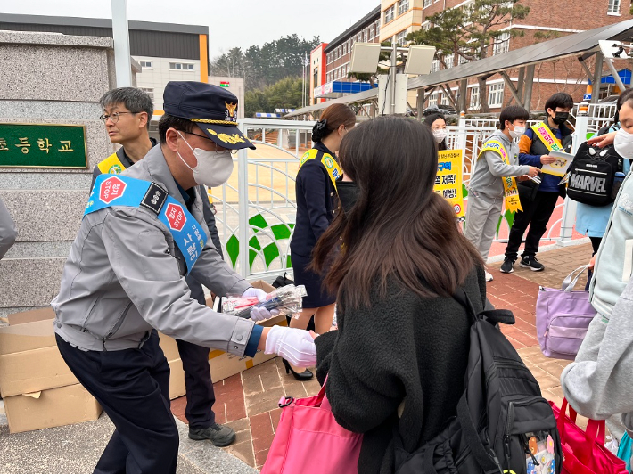 포항남부경찰서 강성수 경비교통과장이 등굣길 어린이에게 홍보물을 나눠주고 있다. 포항남부서 제공