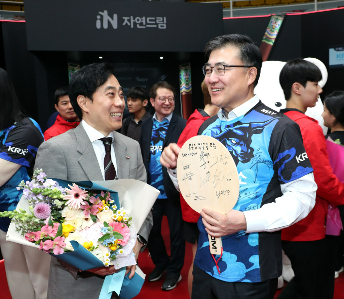 한국거래소 손병두 이사장(오른쪽)이 유남규 감독을 격려하는 모습. 한국거래소