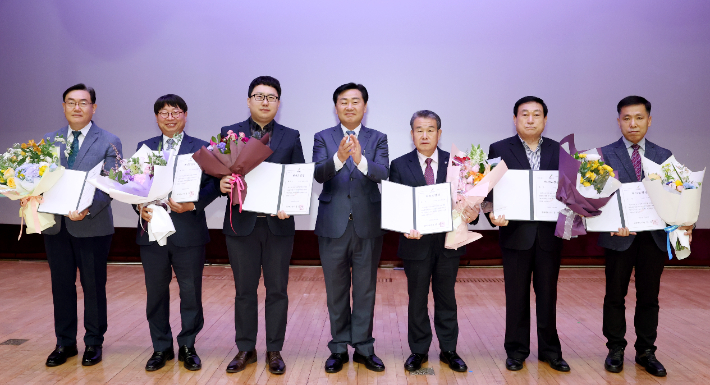 김관영 전북도지사는 23일 3월 소통의 날 행사에서 탁월한 업무 성과를 낸 6개 부서에 혁신도정상을 시상했다. 전북도 제공