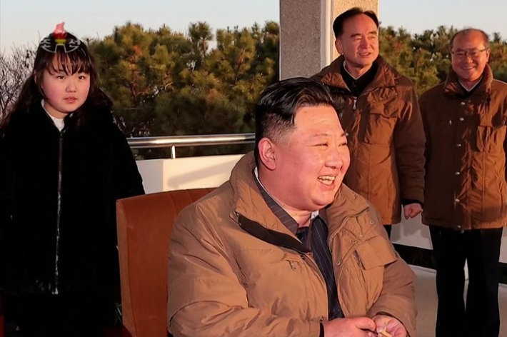 북한 조선중앙TV는 지난 16일 평양 국제공항에서 노동당 중앙군사위원회가 실시한 대륙간탄도미사일(ICBM) 화성포-17형 발사 영상을 17일 공개했다. 김위원장 뛰로 딸 김주애가 명품 브랜드 제품으로 추정되는 외투를 입고있다.