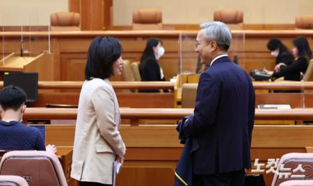 대화 나누는 전주혜 의원-강일원 변호사