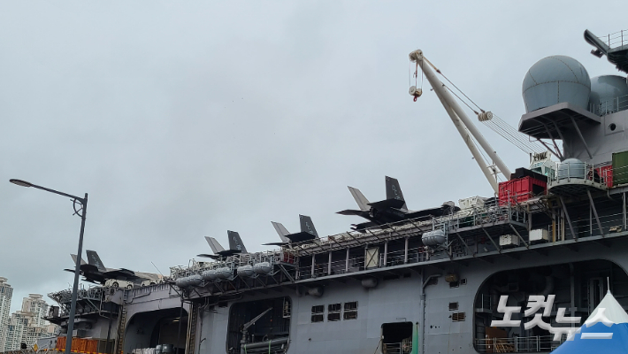 부산 해군작전기지에 정박한 마킨 아일랜드함 비행갑판에 미 해병대 F-35B 스텔스 전투기들이 늘어서 있다. 김형준 기자