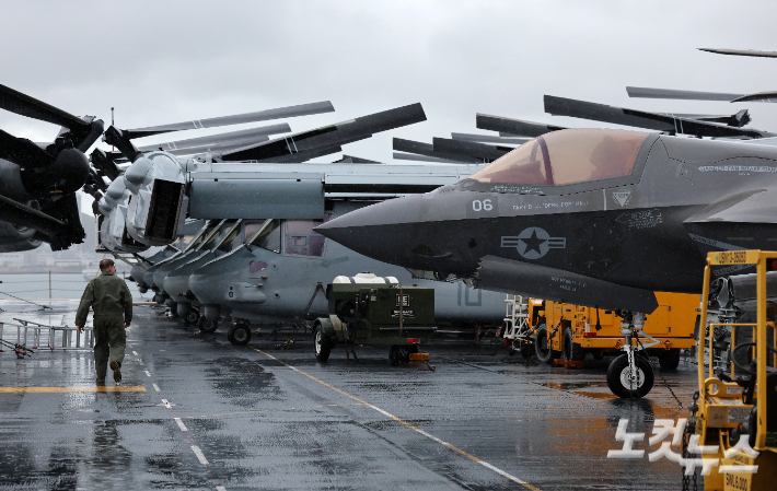 23일 부산작전기지에 입항해 있는 미 해군 마킨 아일랜드함 비행갑판에 F-35B 스텔스 전투기, MV-22 오스프리 틸트로터기가 주기돼 있다. 부산=사진공동취재단