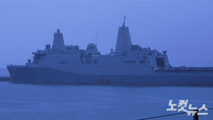 23일 부산 해군작전기지에 정박해 있는 미 해군 샌안토니오급 상륙함 그린베이함. 김형준 기자