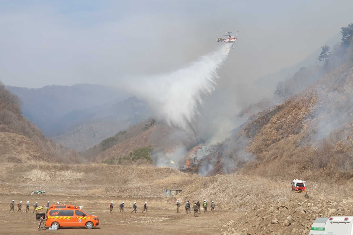 지난 21일 오전 11시 29분쯤 화천군 하남면 안평리의 한 군부대 사격장에서 박격포 사격 훈련 중 산불이 발생했다. 강원소방본부 제공