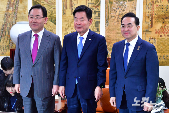 김진표 국회의장(가운데)이 20일 서울 여의도 국회 의장실에서 열린 국회의장 주재 교섭단체 원내대표 회동에서 국민의힘 주호영 원내대표(왼쪽), 더불어민주당 박홍근 원내대표와 기념촬영을 하고 있다. 윤창원 기자