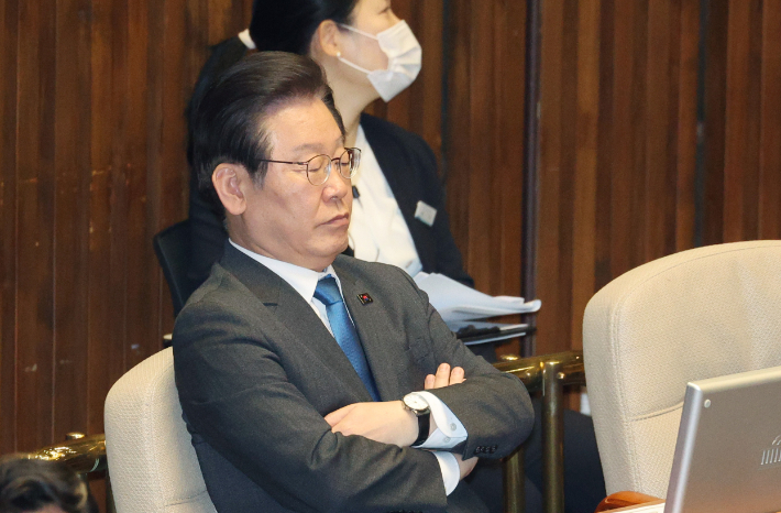 더불어민주당 이재명 대표가 23일 오후 열린 국회 본회의에서 생각에 잠겨 있다. 연합뉴스