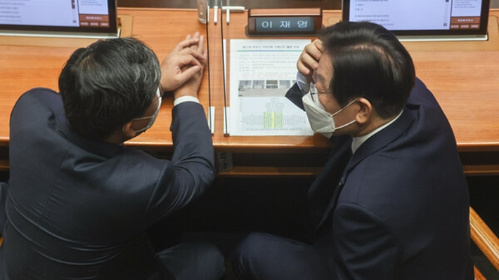 더불어민주당 이재명 대표와 전해철 의원이 대화를 나누고 있다. 연합뉴스