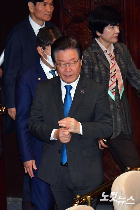 본회의 참석하는 이재명 대표