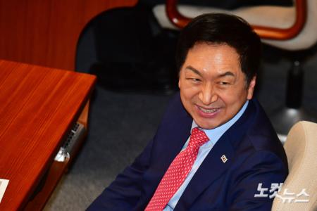 미소짓는 김기현 대표