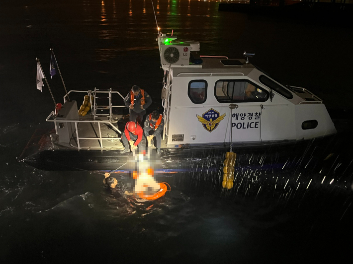 부산 서구 국제수산물도매시장 앞 차량 추락 사고와 관련해 부산 해경이 해상에서 표류하던 30대 여성을 발견해 구조에 나선 모습. 부산해양경찰서 제공