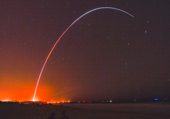 미국 로켓업체 렐러티비티 스페이스가 제작한 3D 로켓 '테란 1'이 22일 오후 11시 25분(현지시간) 미국 플로리다 케이프커내버럴에서 발사되고 있다. 이 로켓은 2단계에서 이상이 생겨 궤도에 들어가지 못하고 대서양에 추락했다. 연합뉴스