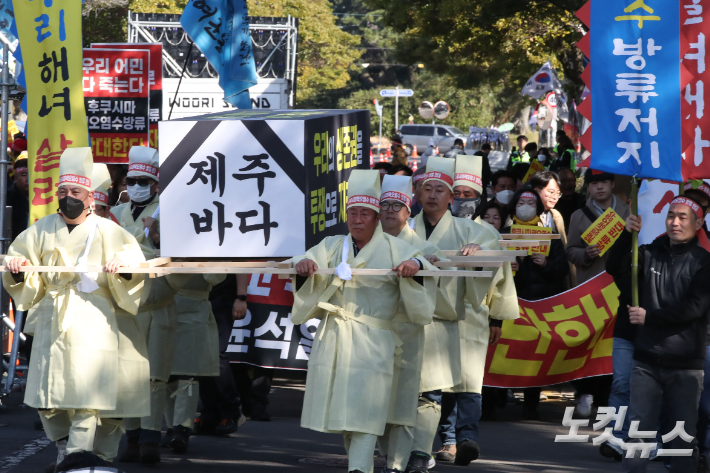 일본의 원전 오염수 방류에 반대하는 전국 농어민들의 규탄대회가 지난달 28일 제주도에서 열렸다. 이인 기자