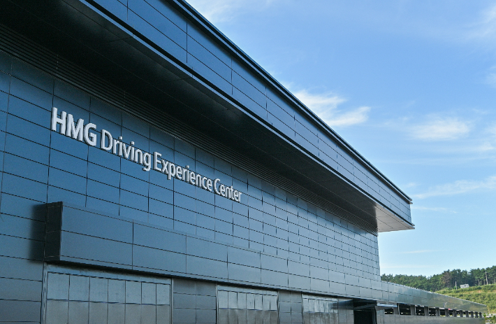 현대자동차그룹이 드라이빙 체험 시설과 첨단 주행시험장이 결합된 국내 최대 규모의 HMG 드라이빙 익스피리언스 센터의 '2023 시즌 운영'을 시작한다. 현대차그룹 제공