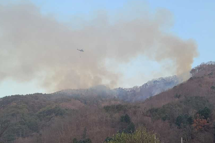 지난 21일 오전 11시 29분쯤 화천군 하남면 안평리의 한 군부대 사격장에서 박격포 사격 훈련 중 산불이 나 산림당국이 나흘째 진화작업을 벌이고 있다. 강원소방본부 제공