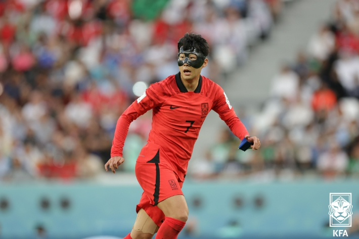 2022 카타르월드컵에서 마스크를 착용하고 경기를 소화했던 손흥민. 대한축구협회