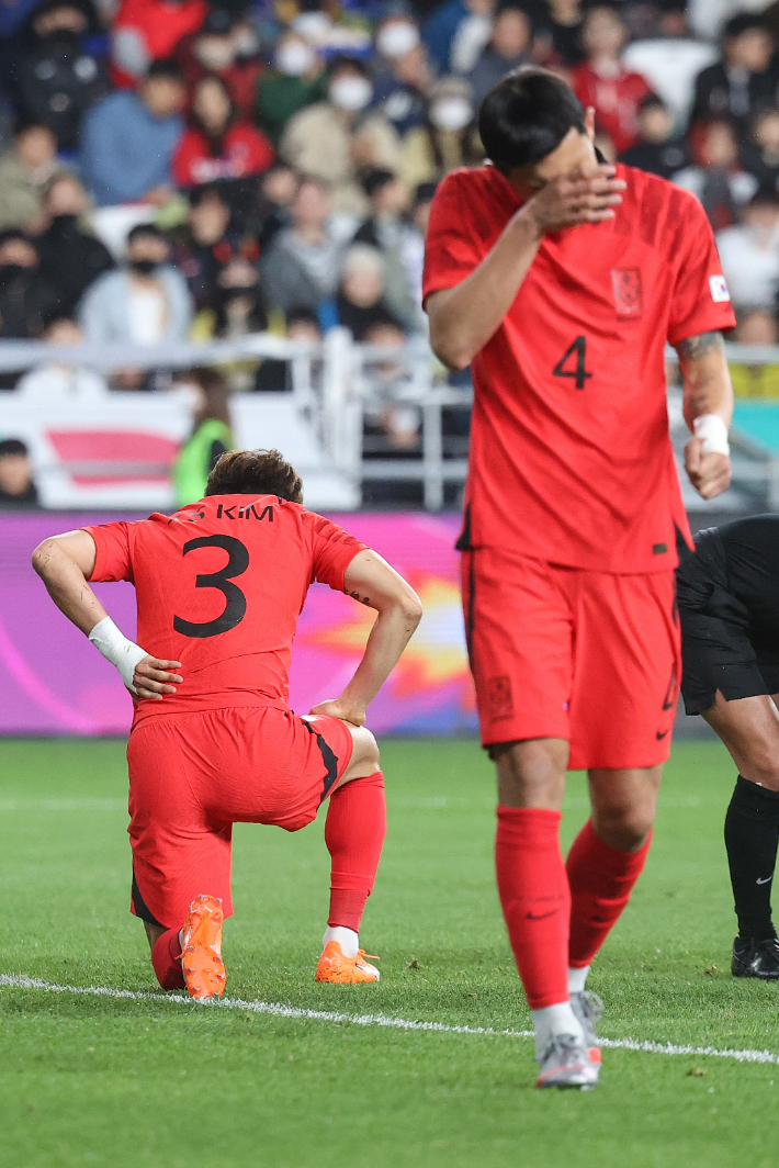 콜롬비아와 평가전에서 허리 부상을 당한 김진수(왼쪽). 연합뉴스